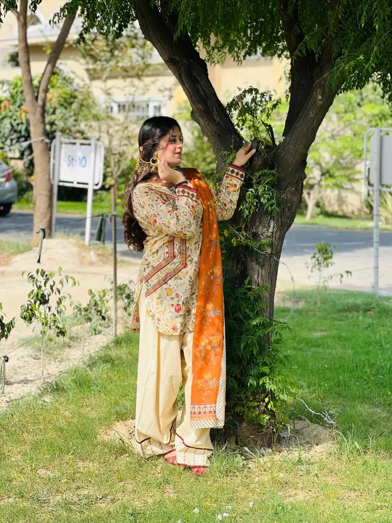 KINZAY lawn 3 pc(Farshi Shalwar)